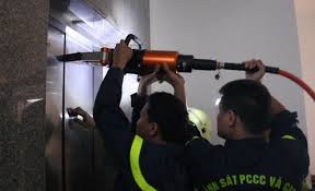 Một số kỹ năng xử lý khi bị kẹt trong thang máy